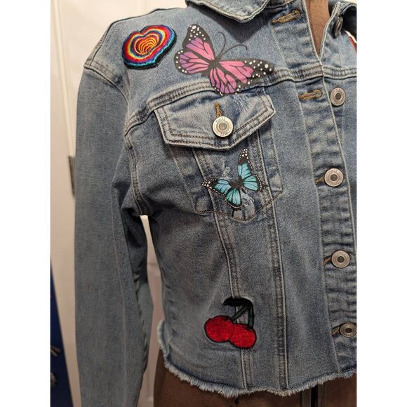 Rue 21 Cropped Denim Jean Jacket Embroidered Patches Size Large Stretch - Picture 6 of 15